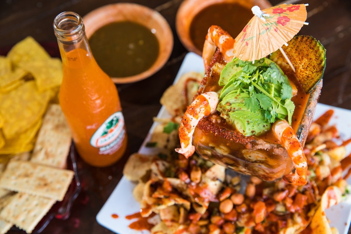 Botanas y cubetazos de mariscos en La Barca